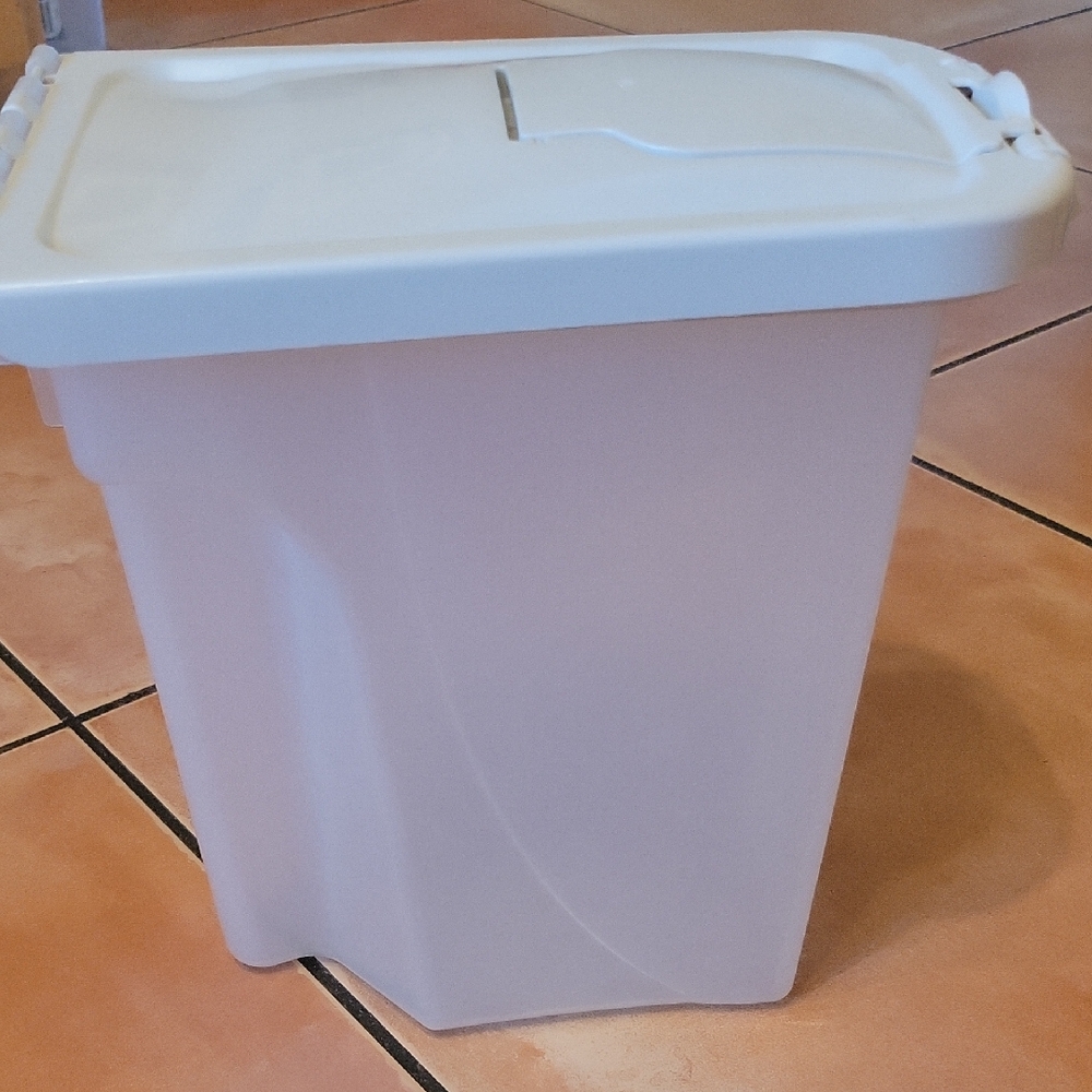 Plastic Pet Food Container 4lb Capacity